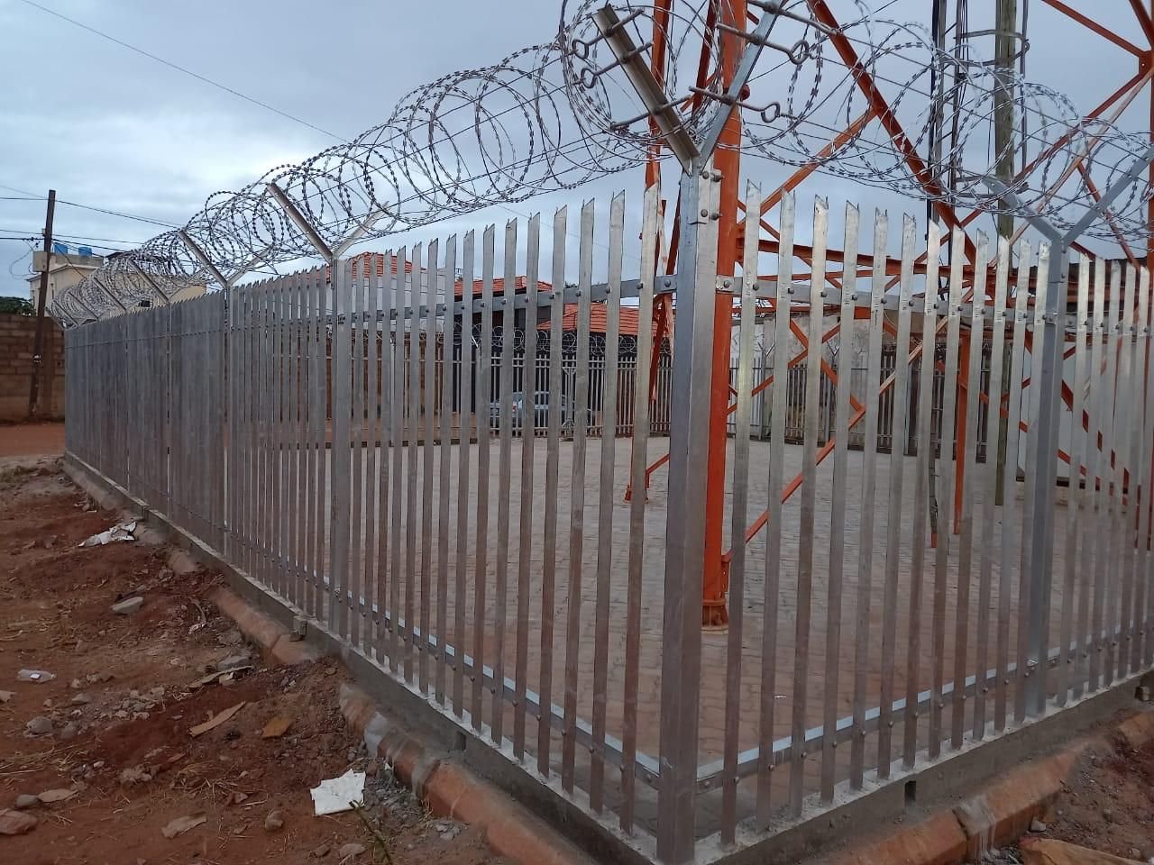Portão e vedação metálica em obra